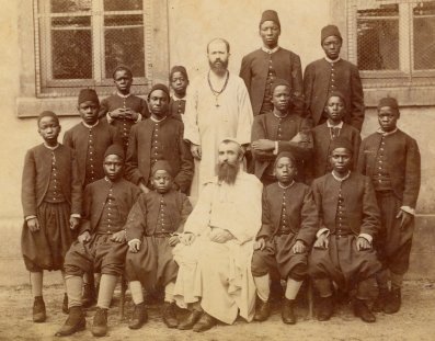 Mons. Lon Livinhac y el padre Ludovic Girault, de los padres blancos, junto a 14 ugandeses convertidos en 1890