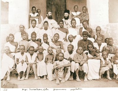 San Carlos Lwanga (entre los dos misioneros) y 19 de sus compaeros mrtires ugandeses, en 1885