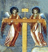 Dos ángeles bajo los brazos de una cruz